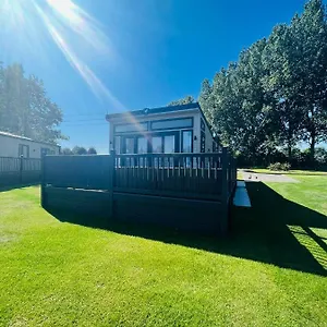 The Flamingo With Hot Tub Holiday home York